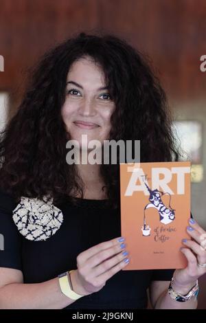 Knightsbridge, Londra, Regno Unito, 19th 2022 maggio, Medina Ilyas, con sede a Omani, apre il suo soft lancio del suo primo libro - 'l'arte del caffè arabo' a Londra Foto Stock