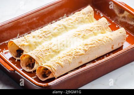 burritos di manzo in piastra da forno Foto Stock
