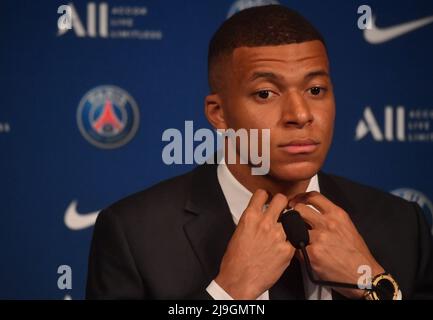 Parigi, Francia, 23/05/2022, Parigi il francese Kylian Mbappe, in avanti a Saint-Germain, partecipa a una conferenza stampa allo stadio Parc des Princes di Parigi il 23 maggio 2022, Due giorni dopo che il club ha vinto il titolo Ligue 1 per una decima volta da record e il suo attaccante superstar Mbappe ha scelto di firmare un nuovo contratto fino al 2025 al PSG piuttosto che unirsi al Real Madrid. Photo by Christian Liewig/ABACAPRESS.COM Credit: Abaca Press/Alamy Live News Foto Stock