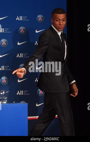 Parigi, Francia, 23/05/2022, Parigi il francese Kylian Mbappe, in avanti a Saint-Germain, partecipa a una conferenza stampa allo stadio Parc des Princes di Parigi il 23 maggio 2022, Due giorni dopo che il club ha vinto il titolo Ligue 1 per una decima volta da record e il suo attaccante superstar Mbappe ha scelto di firmare un nuovo contratto fino al 2025 al PSG piuttosto che unirsi al Real Madrid. Photo by Christian Liewig/ABACAPRESS.COM Credit: Abaca Press/Alamy Live News Foto Stock