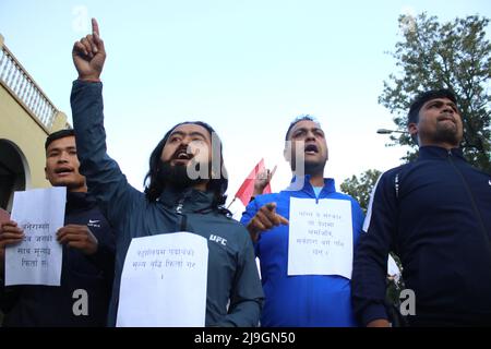 Kathmandu, Nepal. 23rd maggio 2022. Il 23 maggio 2022 a Kathmandu, Nepal. Studente affiliato a tutti i Nepal National Free Students' Union (ANNFSU) Lead del Partito Comunista Nepal canta slogan durante una torcia rally protesta contro l'aumento dei prezzi in petrolio product.state posseduto Nepal Oil Corporation ha aumentato il prezzo del prodotto petrolifero due volte a settimana da rupie dieci. (Foto di Abhishek Maharjan/Sipa USA) Credit: Sipa USA/Alamy Live News Foto Stock