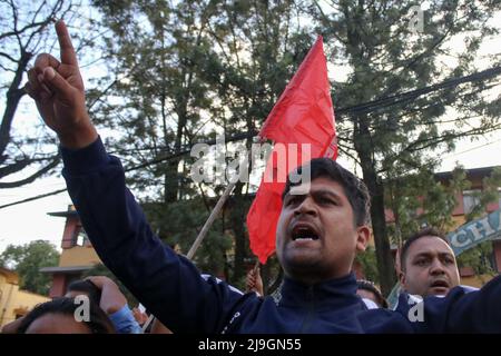 Kathmandu, Nepal. 23rd maggio 2022. Il 23 maggio 2022 a Kathmandu, Nepal. Studente affiliato a tutti i Nepal National Free Students' Union (ANNFSU) Lead del Partito Comunista Nepal canta slogan durante una torcia rally protesta contro l'aumento dei prezzi in petrolio product.state posseduto Nepal Oil Corporation ha aumentato il prezzo del prodotto petrolifero due volte a settimana da rupie dieci. (Foto di Abhishek Maharjan/Sipa USA) Credit: Sipa USA/Alamy Live News Foto Stock