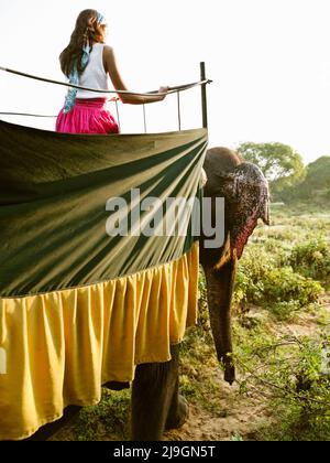 Donna che cavalza Elephant, Heritance Kandalama, Dambulla, Sri Lanka. Una donna corse Manika, l'elefante residente dell'Heritance Kandalama Hotel. Foto Stock