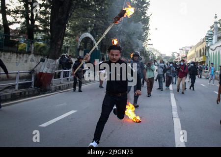 Kathmandu, Nepal. 23rd maggio 2022. Il 23 maggio 2022 a Kathmandu, Nepal. Studente affiliato a tutti i Nepal National Free Students' Union (ANNFSU) Lead del Partito Comunista Nepal correre con il bastone di fuoco durante una torcia rally protesta contro l'aumento dei prezzi in petrolio product.state posseduto Nepal Oil Corporation ha aumentato il prezzo del prodotto petrolifero due volte a settimana da rupie dieci. (Foto di Abhishek Maharjan/Sipa USA) Credit: Sipa USA/Alamy Live News Foto Stock