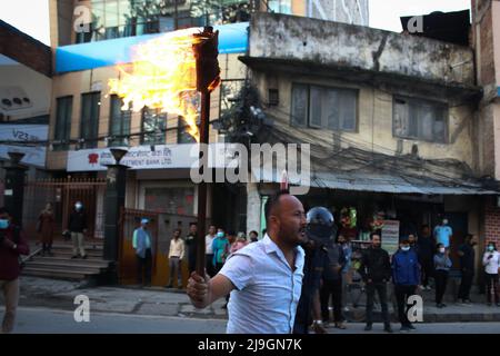 Kathmandu, Nepal. 23rd maggio 2022. Il 23 maggio 2022 a Kathmandu, Nepal. Studente affiliato a tutti i Nepal National Free Students' Union (ANNFSU) Lead del Partito Comunista Nepal correre con il bastone di fuoco durante una torcia rally protesta contro l'aumento dei prezzi in petrolio product.state posseduto Nepal Oil Corporation ha aumentato il prezzo del prodotto petrolifero due volte a settimana da rupie dieci. (Foto di Abhishek Maharjan/Sipa USA) Credit: Sipa USA/Alamy Live News Foto Stock