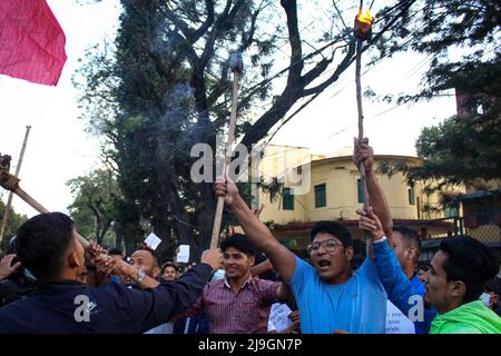 Kathmandu, Nepal. 23rd maggio 2022. Il 23 maggio 2022 a Kathmandu, Nepal. Studenti affiliati a tutti i Nepal National Free Students' Union (ANNFSU) Lead del Partito Comunista Nepal canta slogan con un bastone di fuoco in mano durante una torcia rally protesta contro l'aumento dei prezzi in petrolio product.state posseduto Nepal Oil Corporation ha aumentato il prezzo del prodotto petrolifero due volte a. settimana da rupie dieci. (Foto di Abhishek Maharjan/Sipa USA) Credit: Sipa USA/Alamy Live News Foto Stock