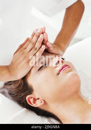 Donna che riceve il viso presso Six Senses Spa, Heritance Kandalama, Dambulla, Sri Lanka. Foto Stock