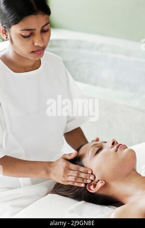 Donna che riceve il viso presso Six Senses Spa, Heritance Kandalama, Dambulla, Sri Lanka. Foto Stock