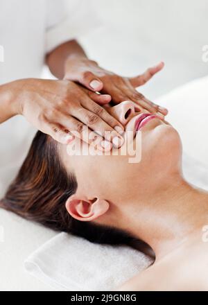 Donna che riceve il viso presso Six Senses Spa, Heritance Kandalama, Dambulla, Sri Lanka. Foto Stock