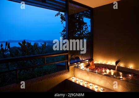 Donna a Floral Bath al Dusk al Six Senses Spa, Heritance Kandalama Hotel, Dambulla, Sri Lanka. Foto Stock