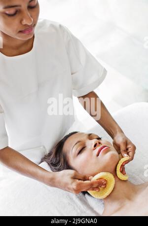 Donna che riceve un trattamento facciale presso Six Senses Spa, Heritance Kandalama, Dambulla, Sri Lanka. Foto Stock
