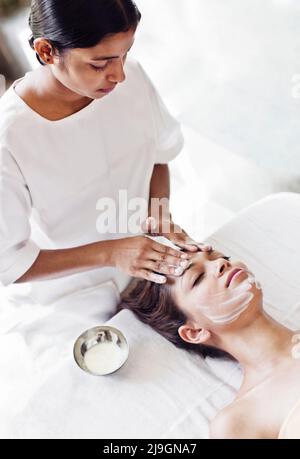 Donna che riceve un trattamento facciale presso Six Senses Spa, Heritance Kandalama, Dambulla, Sri Lanka. Foto Stock