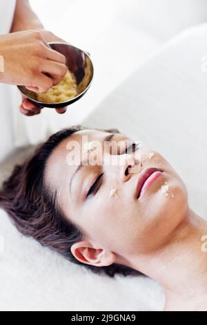 Donna che riceve un trattamento facciale presso Six Senses Spa, Heritance Kandalama, Dambulla, Sri Lanka. Foto Stock