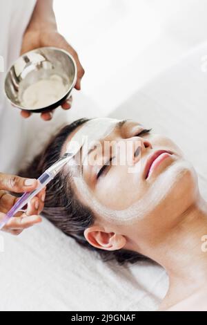 Donna che riceve un trattamento facciale presso Six Senses Spa, Heritance Kandalama, Dambulla, Sri Lanka. Foto Stock