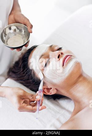 Donna che riceve un trattamento facciale presso Six Senses Spa, Heritance Kandalama, Dambulla, Sri Lanka. Foto Stock