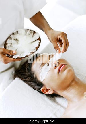 Donna che riceve un trattamento facciale presso Six Senses Spa, Heritance Kandalama, Dambulla, Sri Lanka. Foto Stock