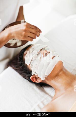 Donna che riceve un trattamento facciale presso Six Senses Spa, Heritance Kandalama, Dambulla, Sri Lanka. Foto Stock