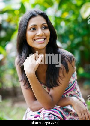 Ritratto di sorridente giovane donna indiana, Kairali Ayurvedic Health Resort, Palakkad, Kerala, India. Foto Stock
