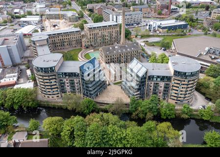 Foto aerea del drone della città storica di Shipley nella città di Bradford, West Yorkshire, Inghilterra che mostra uno sviluppo rigenerato Newley di appartamento Foto Stock