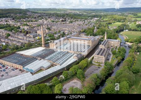 Foto aerea del drone della città storica di Shipley nella città di Bradford, West Yorkshire, Inghilterra che mostra uno sviluppo rigenerato Newley di appartamento Foto Stock