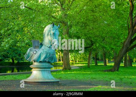 Statua del cavallo a Rowntree Park, York, Inghilterra. Mattina di primavera. Foto Stock