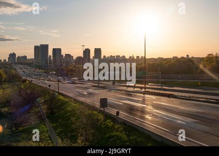 Il traffico autostradale 401 a Toronto Ontario Canada e North York Foto Stock