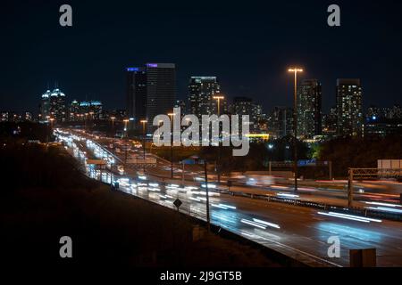 Belle luci della città, paesaggio urbano, esposizione lunga di notte da DVP auto veloce, traffico di velocità su 401 Foto Stock