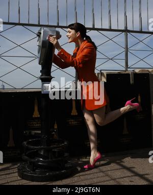 New York, Stati Uniti. 23rd maggio 2022. Rachel Brosnahan, membro del consiglio di amministrazione di Covenant House e attrice vincitrice di premi, visita l'Empire state Building per celebrare il 50th° anniversario di Covenant House, la più grande organizzazione benefica delle Americhe che aiuta i giovani a fronteggiare la senzatetto e i sopravvissuti alla tratta di esseri umani, a New York City lunedì 23 maggio 2022. Foto di John Angelillo/UPI Credit: UPI/Alamy Live News Foto Stock