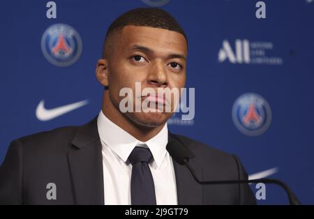 Parigi, Francia, 23/05/2022, Kylian Mbappe del PSG durante una conferenza stampa a seguito del rinnovo del suo contratto a Parigi Saint-Germain fino al 2025, il 23 maggio 2022 allo stadio Parc des Princes di Parigi, Francia - Foto: Jean Catuffe/DPPI/LiveMedia Credit: Independent Photo Agency/Alamy Live News Foto Stock