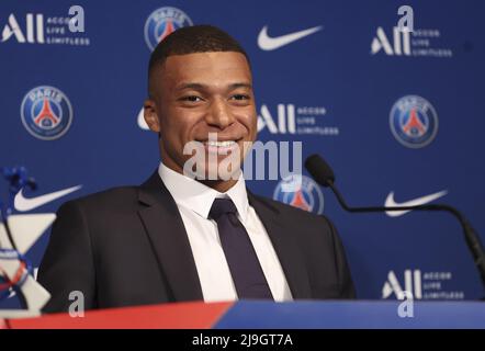 Parigi, Francia, 23/05/2022, Kylian Mbappe del PSG durante una conferenza stampa a seguito del rinnovo del suo contratto a Parigi Saint-Germain fino al 2025, il 23 maggio 2022 allo stadio Parc des Princes di Parigi, Francia - Foto: Jean Catuffe/DPPI/LiveMedia Credit: Independent Photo Agency/Alamy Live News Foto Stock