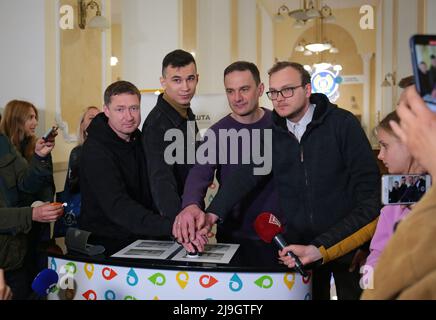 LVIV, UCRAINA - 23 MAGGIO 2022 - capo dell'amministrazione militare regionale di Lviv Maksym Kozytskyi, artista dietro il disegno del francobollo Borys Hrokh, Foto Stock