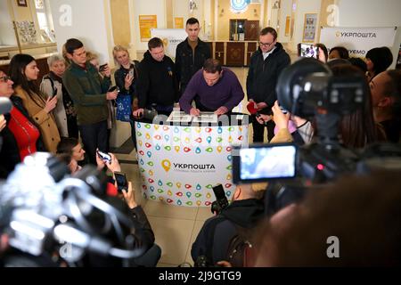 LVIV, UCRAINA - 23 MAGGIO 2022 - capo dell'amministrazione militare regionale di Lviv Maksym Kozytskyi, artista dietro il disegno del francobollo Borys Hrokh, Foto Stock