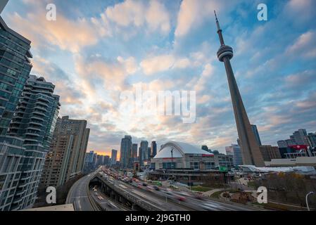 Toronto, Ontario Canada 22nd 2022 maggio la superstrada gardiner Foto Stock