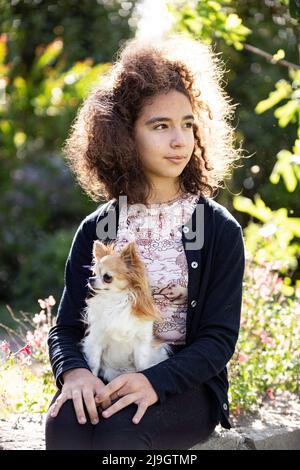 ritratto di una ragazza joung e la sua chihuahua Foto Stock