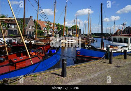 Bunschoten-Spakenburg - Maggio 12 2022 - due vecchie barche da pesca di colore blu nel vecchio porto storico. Foto Stock