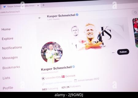 KONSKIE, POLONIA - 21 maggio 2022: Account Twitter ufficiale Kasper Schmeichel visualizzato sullo schermo del computer portatile Foto Stock