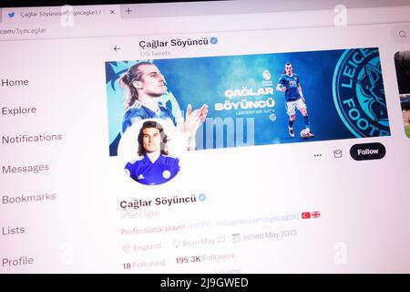 KONSKIE, POLONIA - 21 maggio 2022: Caglar Soyuncu account Twitter ufficiale visualizzato sullo schermo del laptop Foto Stock