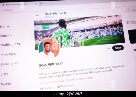 KONSKIE, POLONIA - 21 maggio 2022: Ndidi Wilfred account Twitter ufficiale visualizzato sullo schermo del laptop Foto Stock