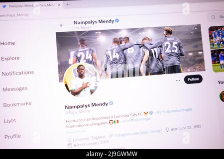 KONSKIE, POLONIA - 21 maggio 2022: Nampalys Mendy account Twitter ufficiale visualizzato sullo schermo del laptop Foto Stock