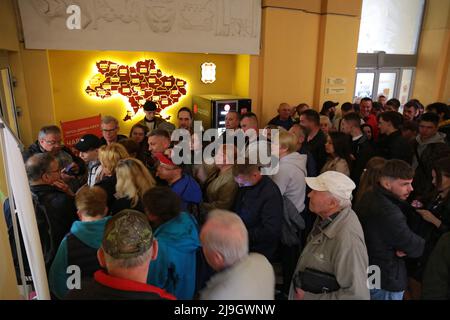 Lviv, Ucraina - 23 maggio 2022 - la gente si accafila all'interno dell'ufficio postale di Lviv per comprare la nave da guerra russa... FATTO! Francobollo, Lviv, Ucraina occidentale. Ukrposhta, il servizio postale nazionale, ha messo in circolazione la nave da guerra russa... FATTO! Francobollo che commemora l'affondamento dell'incrociatore russo Moskva 40 giorni fa il giorno delle Marine dell'Ucraina. Questa foto non può essere distribuita nella Federazione Russa. Foto di Alona Nikolaievych/Ukrinform/ABACAPRESS.COM Foto Stock