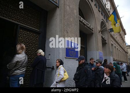 Lviv, Ucraina - 23 maggio 2022 - la gente si accoda fuori dall'ufficio postale di Lviv per comprare la nave da guerra russa... FATTO! Francobollo, Lviv, Ucraina occidentale. Ukrposhta, il servizio postale nazionale, ha messo in circolazione la nave da guerra russa... FATTO! Francobollo che commemora l'affondamento dell'incrociatore russo Moskva 40 giorni fa il giorno delle Marine dell'Ucraina. Questa foto non può essere distribuita nella Federazione Russa. Foto di Alona Nikolaievych/Ukrinform/ABACAPRESS.COM Foto Stock