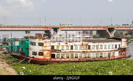 La casa di riposo galleggiante meno a buon mercato nel mondo che non avete mai visto. È possibile affittare una camera per soli 05-10 centesimi (BD 50-100taka. Foto Stock