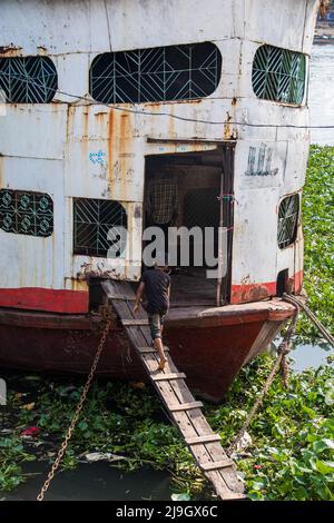 La casa di riposo galleggiante meno a buon mercato nel mondo che non avete mai visto. È possibile affittare una camera per soli 05-10 centesimi (BD 50-100taka. Foto Stock