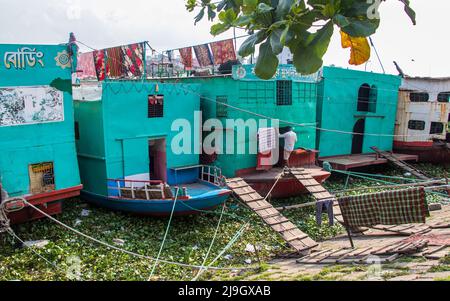 La casa di riposo galleggiante meno a buon mercato nel mondo che non avete mai visto. È possibile affittare una camera per soli 05-10 centesimi (BD 50-100taka. Foto Stock