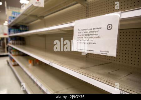 Austin, Stati Uniti. 18th maggio 2022. I negozi lottano per mantenere la formula infantile sugli scaffali tra la formula di richiamo e la carenza in corso nel paese. (Stephanie Tacy/Sipa USA) Credit: Sipa USA/Alamy Live News Foto Stock