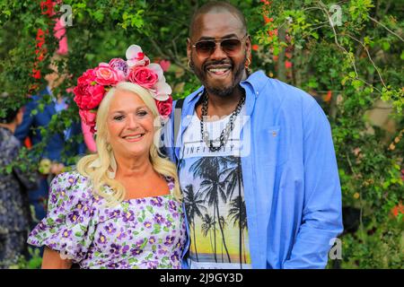 Chelsea, Londra, Regno Unito. 23rd maggio 2022. Presentatore Vanessa Feltz con il partner ben Ofoedu. Chelsea Flower Show Press Day presenta in anteprima lo spettacolo che ritorna al Royal Hospital Chelsea e quest'anno si svolge dal 24 al 28 maggio. Credit: Imagplotter/Alamy Live News Foto Stock