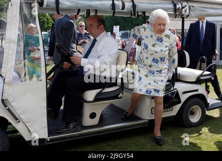 Foto di archivio datata 11/07/13 della Regina Elisabetta II, durante il Festival dell'incoronazione nel giardino di Buckingham Palace, nel centro di Londra. Data di emissione: Lunedì 23 maggio 2022. Foto Stock