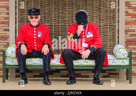 Chelsea, Londra, Regno Unito. 23rd maggio 2022. Due pensionati del Chelsea scherzano intorno e posano per le macchine fotografiche mentre riposano su una panchina. Chelsea Flower Show Press Day presenta in anteprima lo spettacolo che ritorna al Royal Hospital Chelsea e quest'anno si svolge dal 24 al 28 maggio. Credit: Imagplotter/Alamy Live News Foto Stock