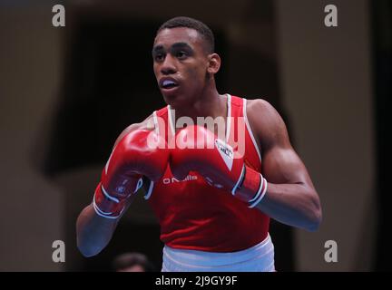 Gabriel Dossen d'Irlanda (Red), in azione contro Miguel Cuadrado Entrada di Spagna nel loro Middleweight (71kg-75kg) Round del 32. Yerevan, Armenia, il 23rd 2022 maggio, EUBC Elite European Men’s Boxing Championships 2022. Foto Stock