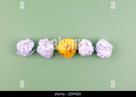 Palla di carta sgualcita su sfondo verde Foto Stock